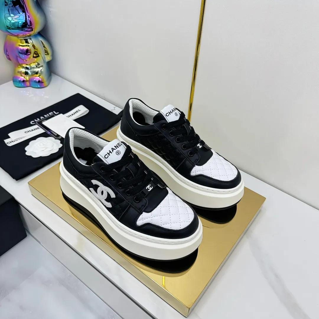 👟👟Ex-factory price 600👟👟 Upgraded version, upgraded version, upgraded version! No rebuttal accepted! ! ! ! Chanel Chanel panda shoes! 2025 counter's top casual sports shoes. This classic design; the upper is electro-embroidered with a variety of techniques; the outsole is fashionable and sporty; the unusual inclusion of a variety of color matching elements... The diversified mix and match is very good-looking and versatile, and can be used for leisure, fashion, sports, and outdoor... ꫛꫀꪝ Go➫ Materials: ❶Upper made of: original imported first-layer silk cowhide + original waterproof cloth + original first-layer cowhide ❷Inner lining: Original Yangli+Net ❸Outsole based on: Original TPU combination outsole Counter boutique packaging complete set for women 35–41 👉 👉 👉 👉 👉